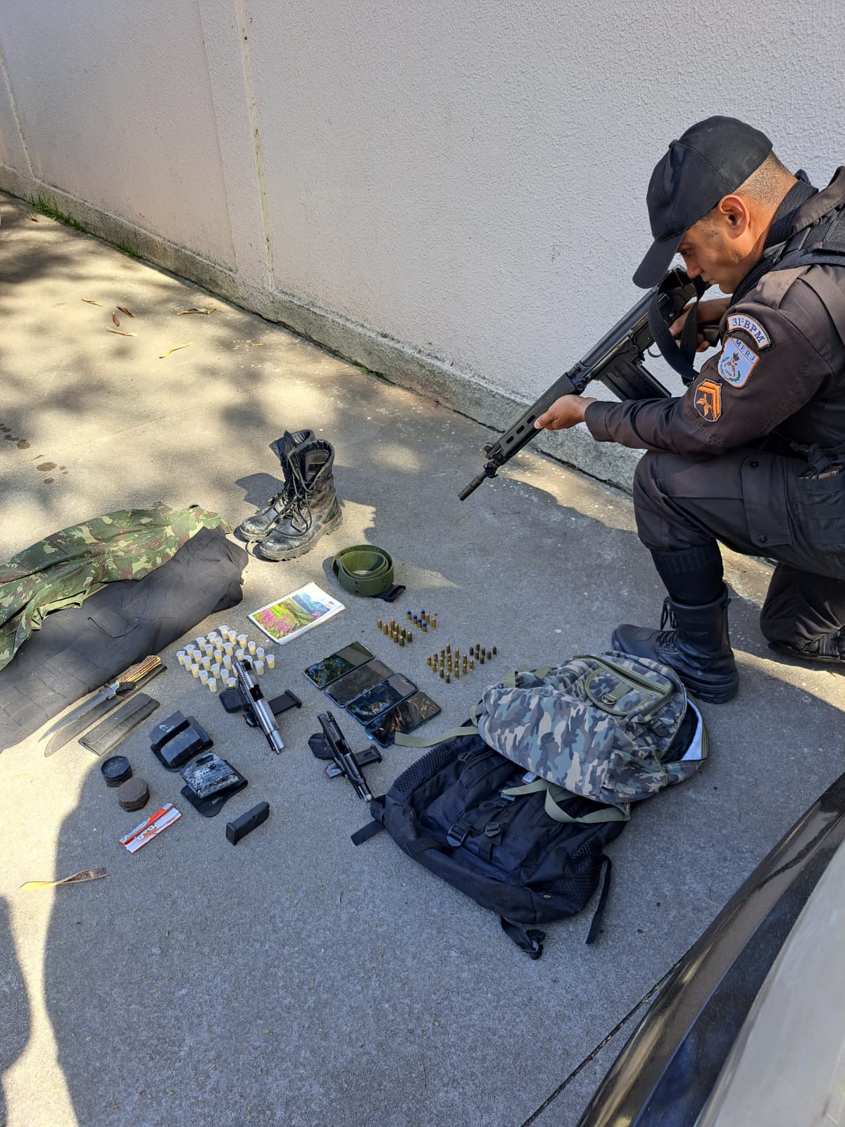Militares do 31º BPM apreendem armas, munições e prendem traficantes na comunidade Montserrat, em Vargem Pequena, Zona Oeste do Rio